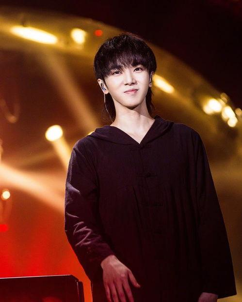 圈内爆料华晨宇和孩子,温馨互动引网友热议 第3张 圈内爆料华晨宇和孩子,温馨互动引网友热议 第3张